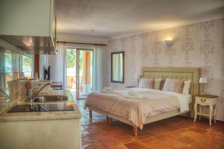 Room 4, Apartment With Beach Access and Pool Sleeps 3, Lagos