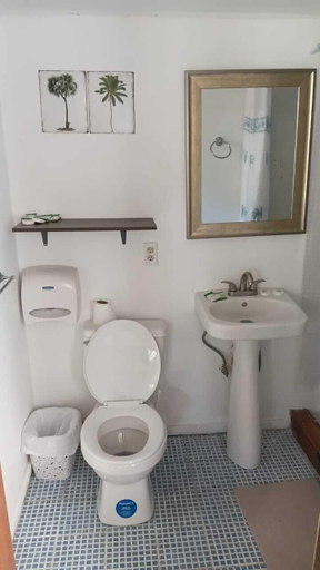 Bathroom 4, Las Palmas Cabins, Roatán