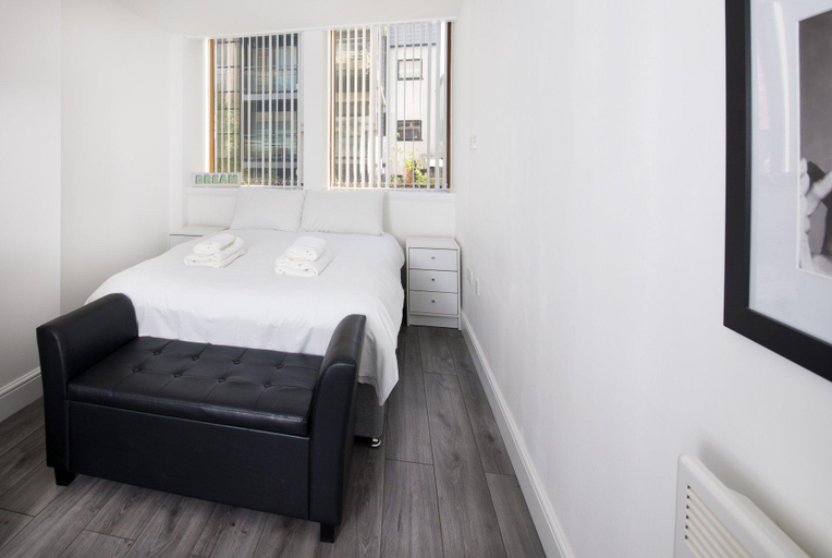 Bedroom 3, GuestReady - Monochromatic Retreat, Sefton