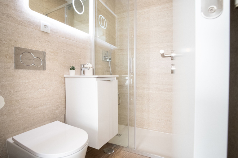Bathroom 2, Lagos Marina Studio- King Bed- Ensuite- Balcony, Lagos