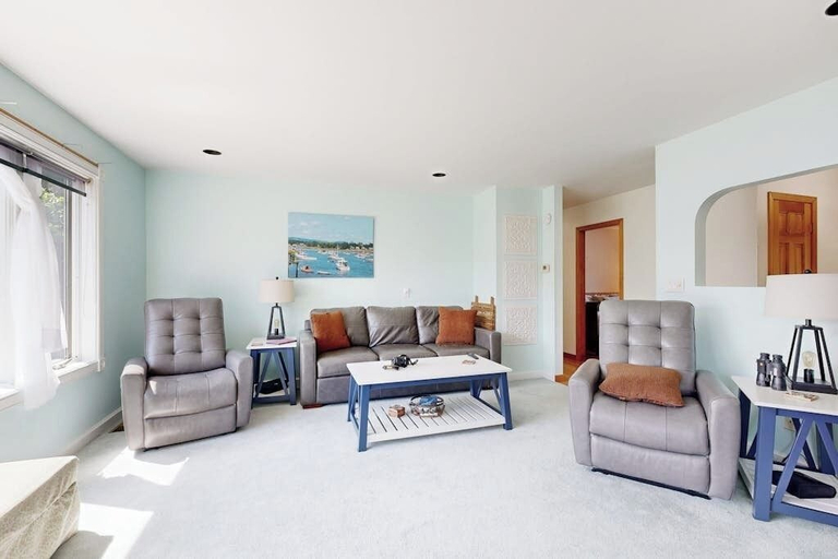 Living area 2, Charming Lakefront House With Outdoor Firepit, Washer/dryer and Wifi, Hancock