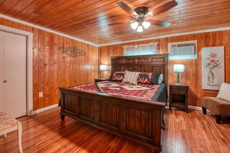 Room 2, Gatlinburg's Cozy Rose, Sevier