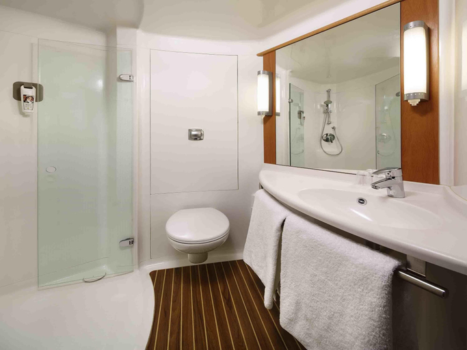 Bathroom 4, ibis Aberdeen Centre - Quayside, Aberdeen