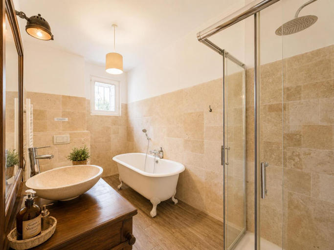 Bathroom 2, Le domaine du Châtelard, Charente