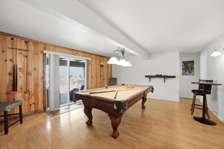 Game room 2, The Bear Cabin Running Springs 5br Sleeps 9 5 Bedroom Home, San Bernardino
