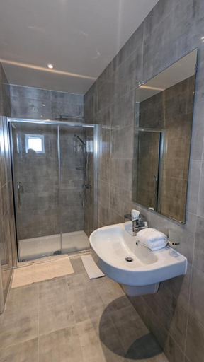 Bathroom 2, Hotel Blackpool(The Crown), Blackpool