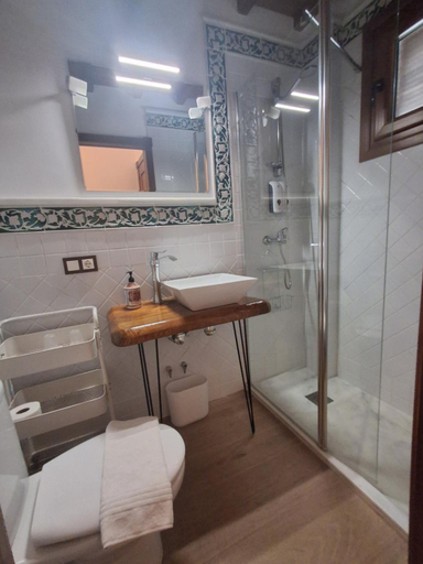 Bathroom 2, Jardines del Acebron, Huelva