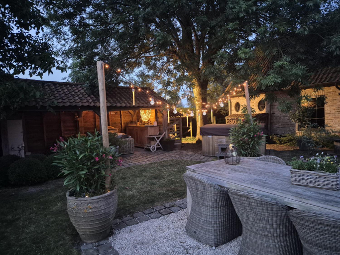 Food & Drinks, Casa Leone near Bruges with jacuzzi & parking, West-Vlaanderen