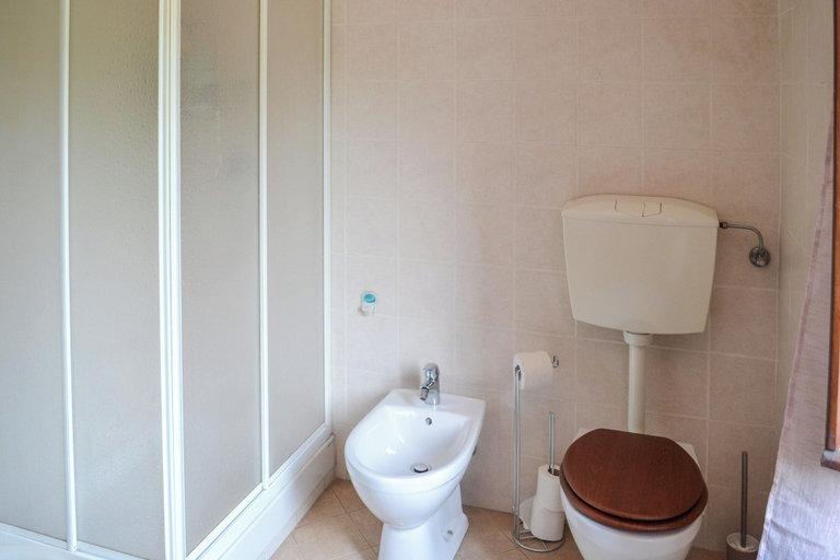 Bathroom 2, Casa Marina, Lucca