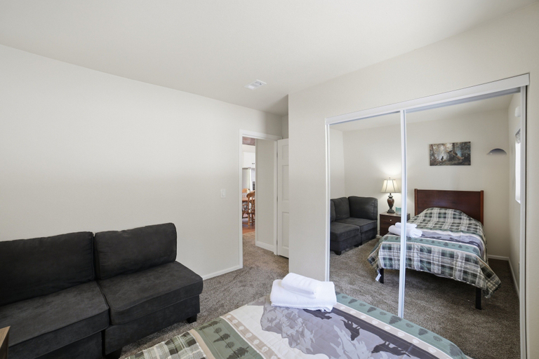Room 5, The Bear Cabin Running Springs 5br Sleeps 9 5 Bedroom Home, San Bernardino