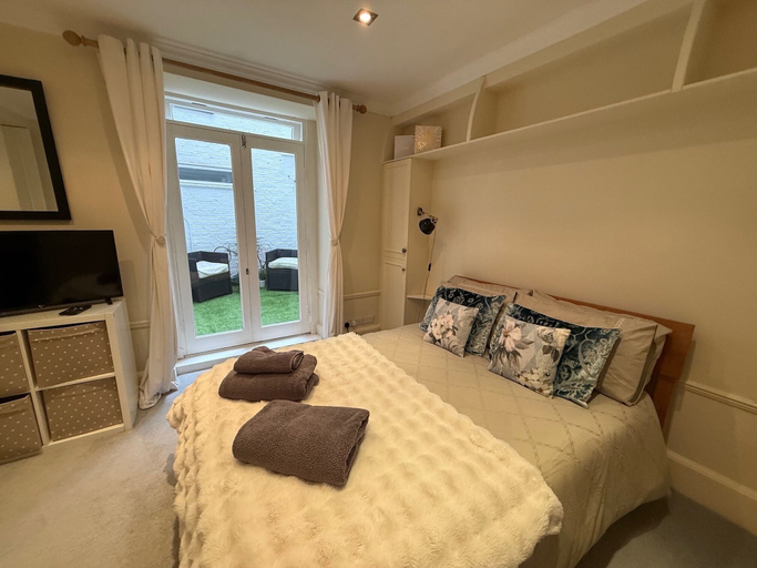 Room 5, Cozy City Two Double Bedroom Apartment in Chelsea, London