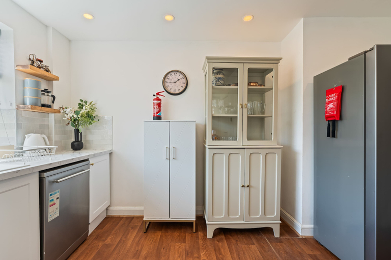 Room 2, Comfortable 3-bed House in Leeds Sleeps 5, Leeds