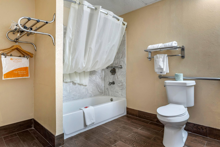Bathroom 5, Econo Lodge Oxford near Choccolocco Park, Calhoun