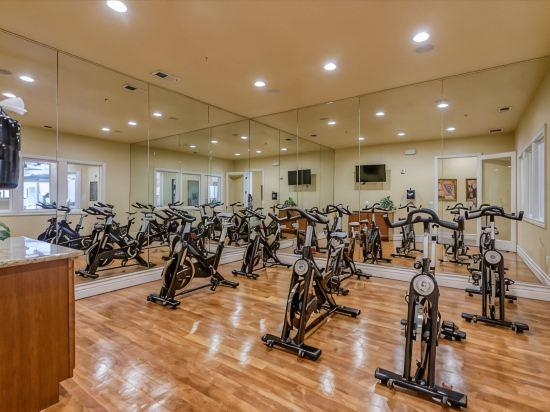 Others 2, New Trendy 1BR Apartment with Heated Pool, Gym & Minigolf, Washoe
