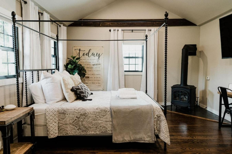 Bedroom 2, Spearfish Cottages, Lawrence