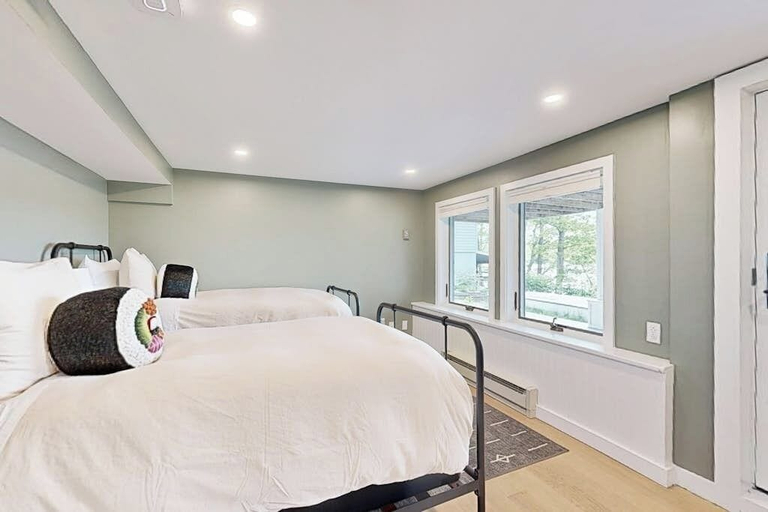 Room 2, Stunning Riverfront Home, hot Tub, Bbq, and Washer & Dryer, Lincoln