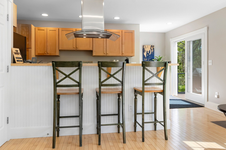 Room 2, Charming Coastal Cottage With Deck, Grill, Firepit, and Jetted tub, Lincoln