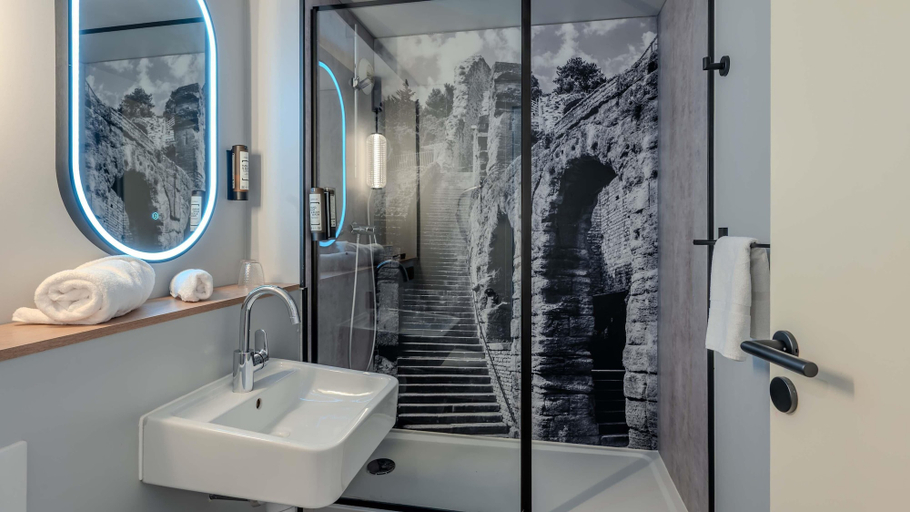 Bathroom 4, Campanile Orange, Vaucluse