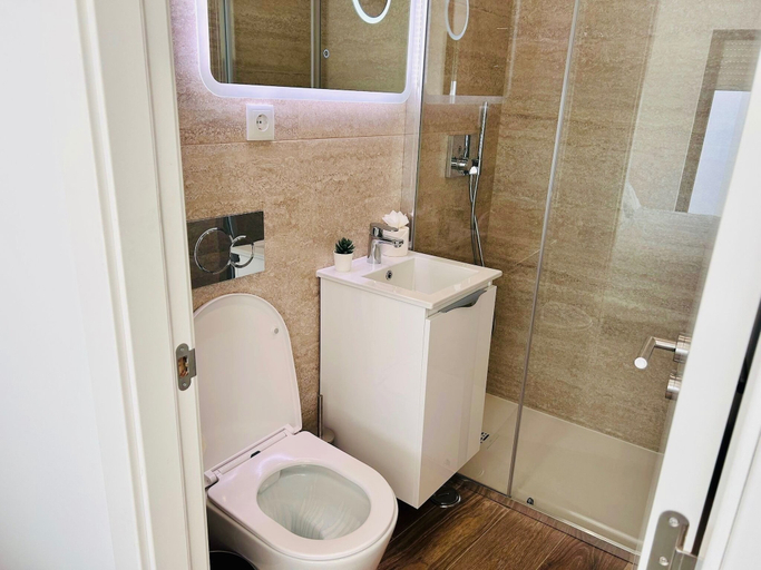 Bathroom 3, Lagos Marina Studio- King Bed- Ensuite- Balcony, Lagos