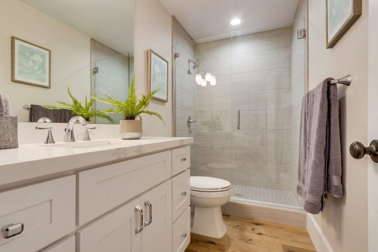 Bathroom 3, Gorgeous Upgraded 5 Bedroom & 4 Bath Home With Jacuzzi, Orange