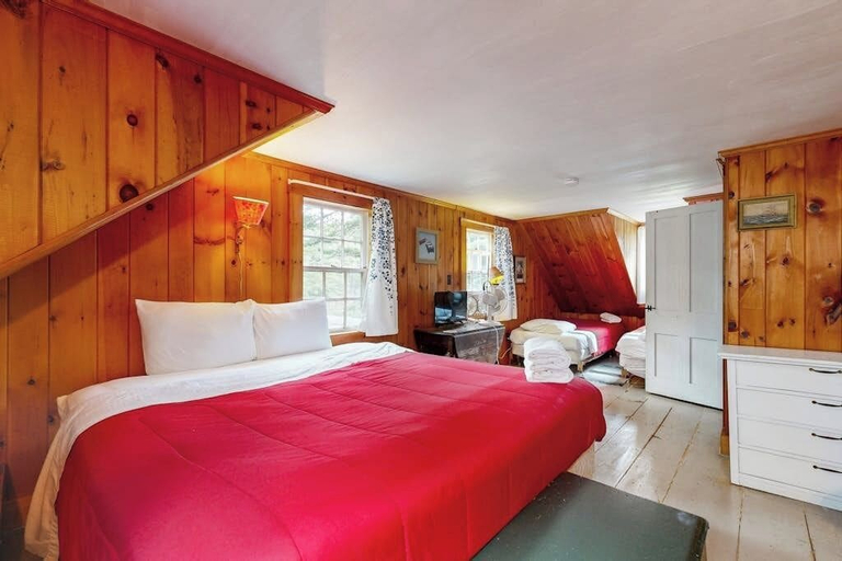 Room 2, Historic Riverfront Home With Boathouse & Private Dock - Dogs OK, Lincoln