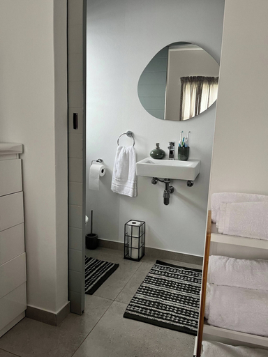 Bathroom 5, Cosy 2 bedroom Apartment, in Hilton, Umgungundlovu
