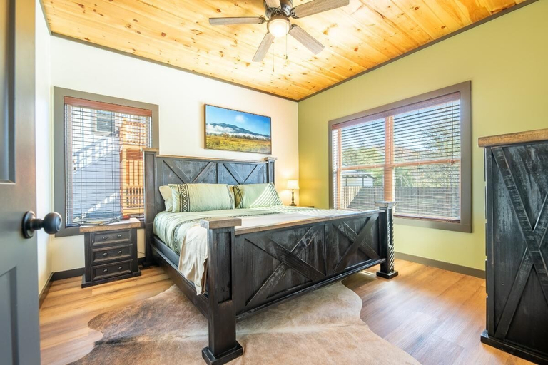 Room 4, Hochatime, Sevier
