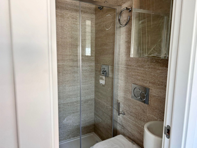 Bathroom 2, Studio Apartment 2, Old Town Charm Lagos, Lagos