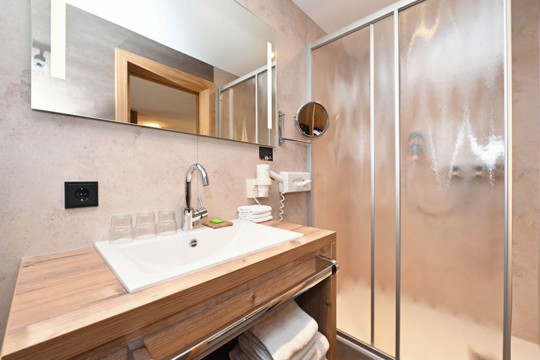 Bathroom 4, Hotel Alpenfeuer Montafon, Bludenz