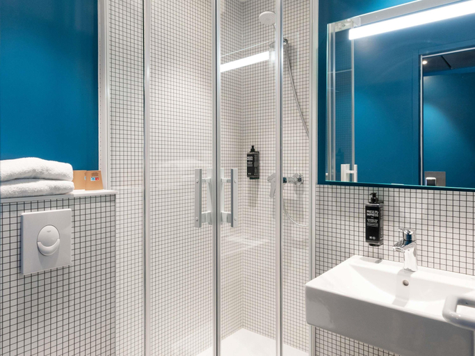 Bathroom 5, ibis budget Lyon Confluence, Rhône