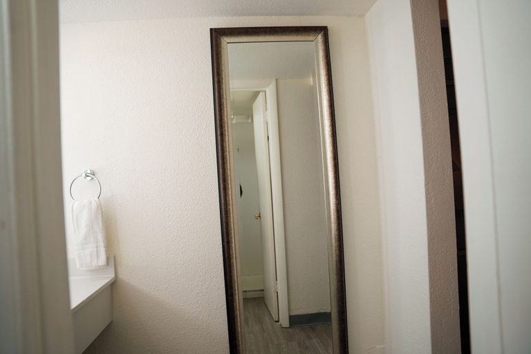 Bathroom 5, Horizon Inn & Suites, Gwinnett