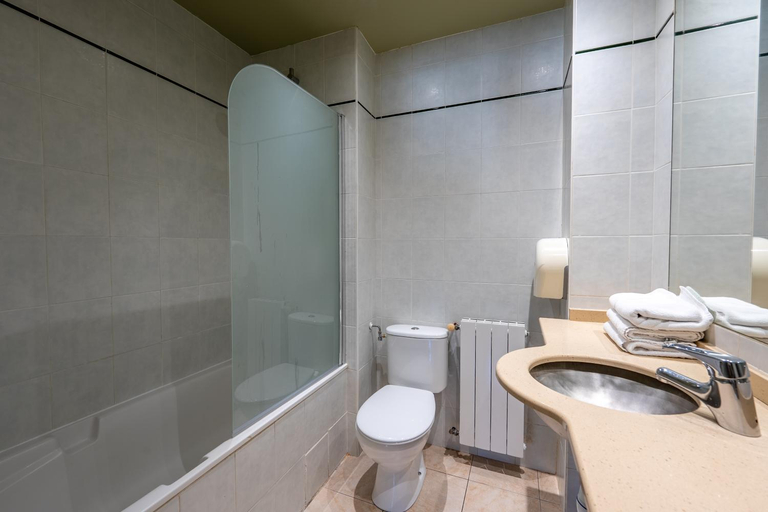 Bathroom 4, Hotel Icare, Haute-Garonne