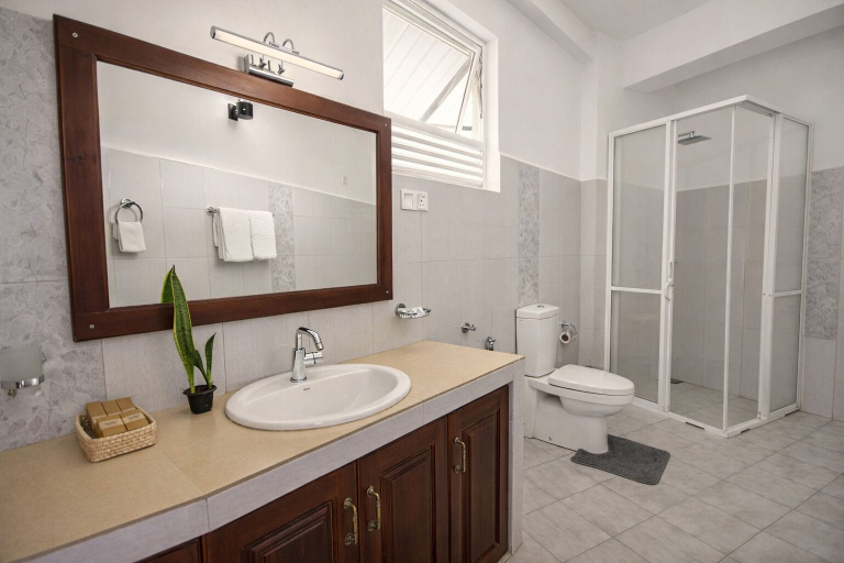 Bathroom 4, Hotel Onrock, Ella