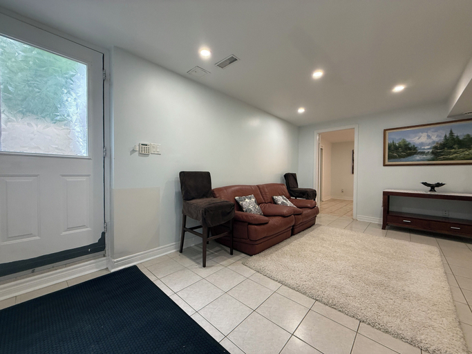Living room 4, Entire Privatesuite Separate Entrance Free Parking, York