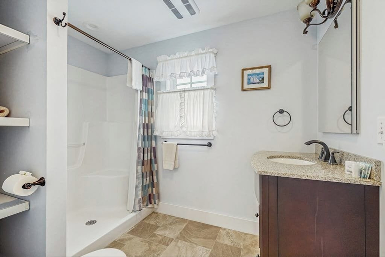 Bathroom 2, Dog-friendly, Bayfront Home - Gorgeous Ocean Views, Private Balcony & Fireplace, Lincoln