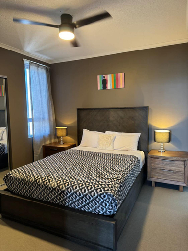Bedroom 1, The Perfect Host @ Curtis Apartments, Gladstone