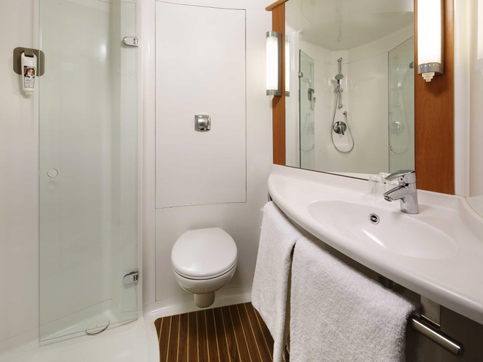 Bathroom 4, ibis Aberdeen Centre - Quayside, Aberdeen