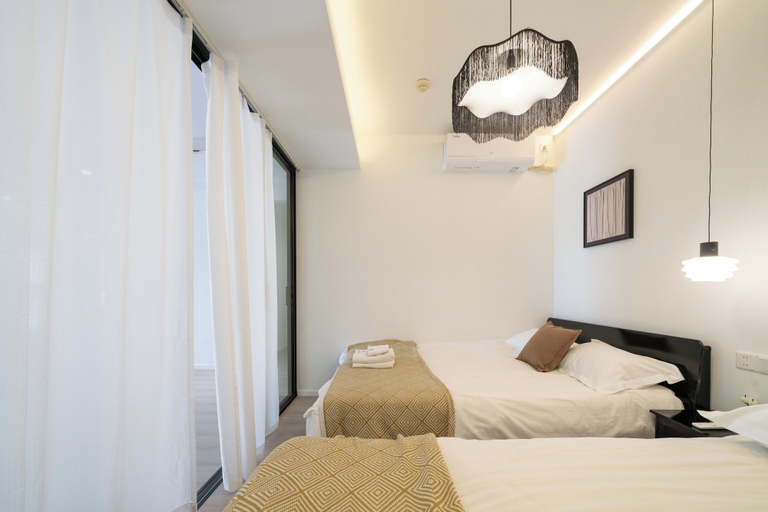 Room 2, Yidu Home-Nanjing W Rd River View, Shanghai