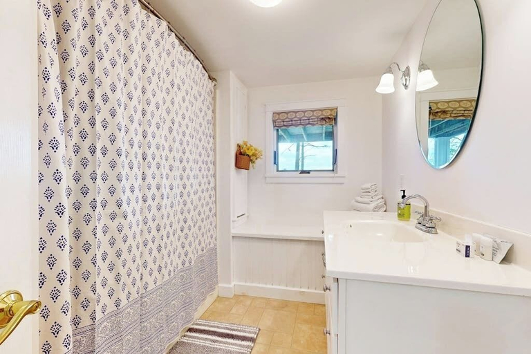 Bathroom 5, Stunning Riverfront Home, hot Tub, Bbq, and Washer & Dryer, Lincoln