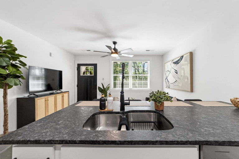 Interior 3, Modern 1BD Condo - Downtown Walkable to F&M Bank Arena, Montgomery