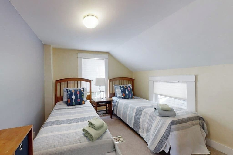 Room 2, Historical New England Home, Outdoor Shower , Dog-friendly, Lincoln