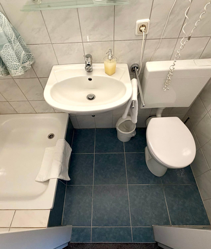 Bathroom 2, Hotel Wandsbek Hamburg, Hamburg