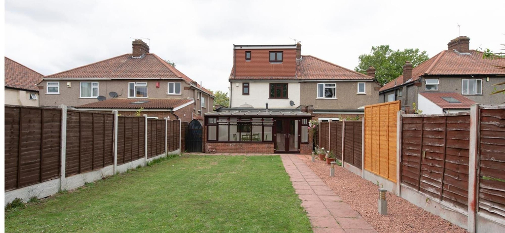 Exterior 2, House Sleeps 10 with Parking and Garden, London