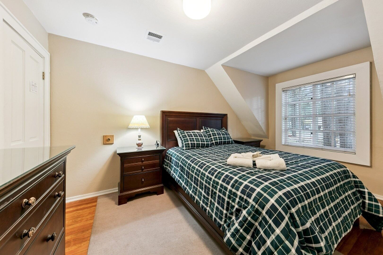Room 5, 3664 Birch Avenue 5 Bedroom Cabin by RedAwning, El Dorado