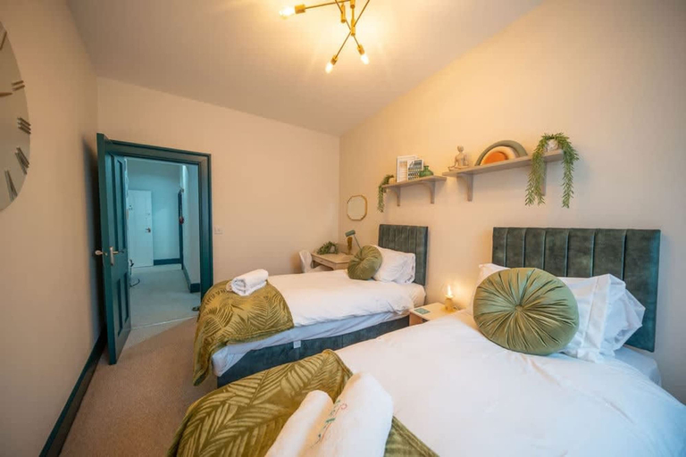 Room 5, 2 Bed Refurbished Apartment Parking Pet Friendly, Gloucestershire