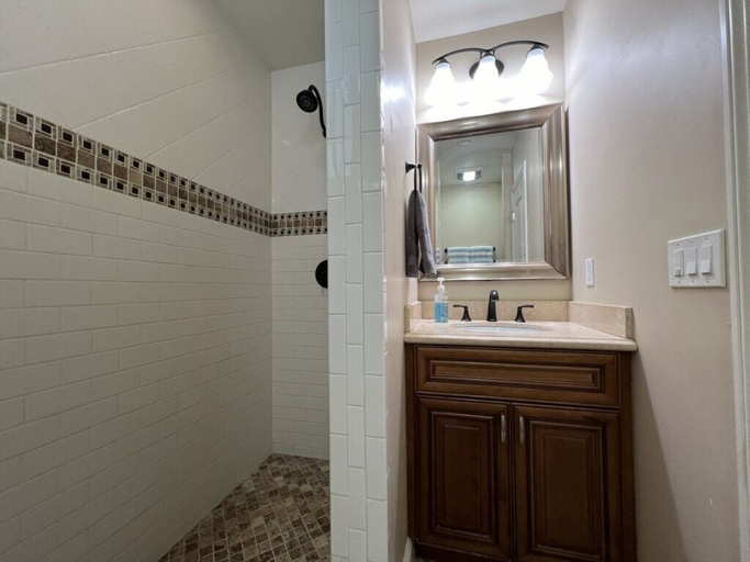 Bathroom 3, Gorgeous Pool Home 1/2 Mile Walk to Disney, Orange