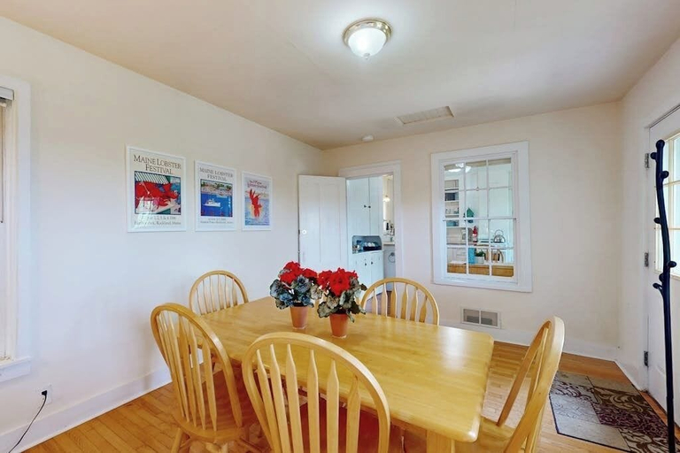 Room 3, Cozy Apartment With Harbor View - Full Kitchen & Washer/dryer - Walk to Water, Knox
