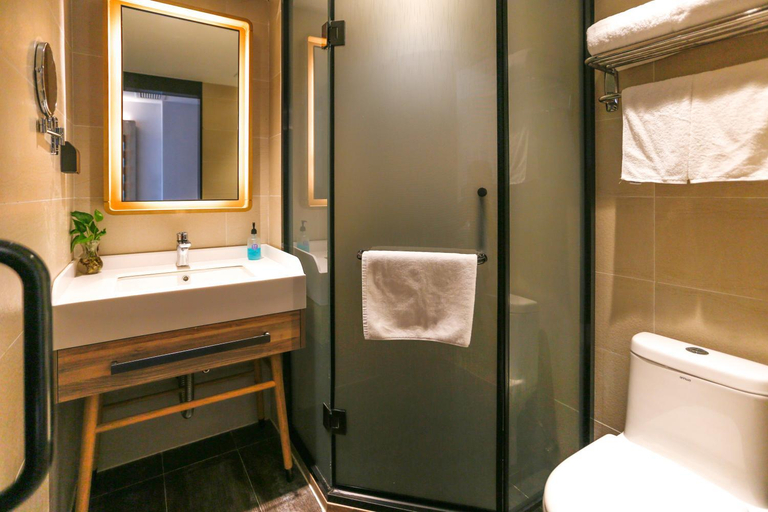 Bathroom 3, Hanting Premium Hotel Ningbo Xingning Qiaoxi Metro Station, Ningbo