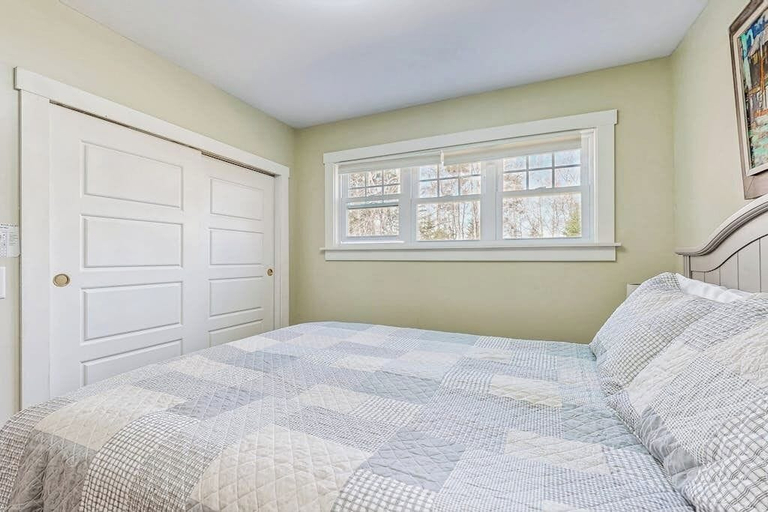 Room 2, Coastal Bungalow With Large Yard, Beautiful Kitchen, & Great Location, Lincoln