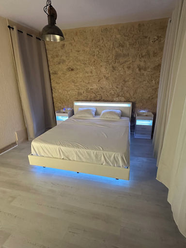 Room 3, GREG HOUSE, Gard